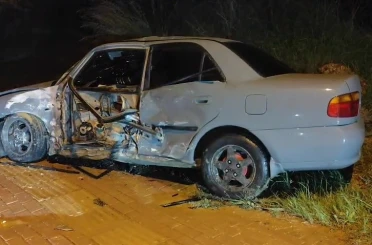 Direğe çarptı, hurdaya dönen araçtan yaralanmadan çıktı 