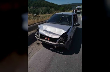 Direksiyon başında baygınlık geçiren sürücü refüje çarptı: 1 yaralı 