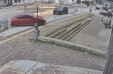 Direksiyon dersinde fren yerine gaza bastı: Otomobil dükkânın önüne uçtu 