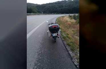 Direksiyon hâkimiyetini kaybeden motosiklet sürücüsü yoldan çıktı: 1 yaralı 