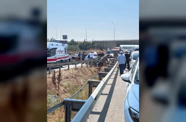 Direksiyon hakimiyetini kaybeden otomobil bariyere girdi 