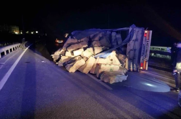 Direksiyon hakimiyetini kaybeden tır refüje çarpıp yan yattı: 1 yaralı 
