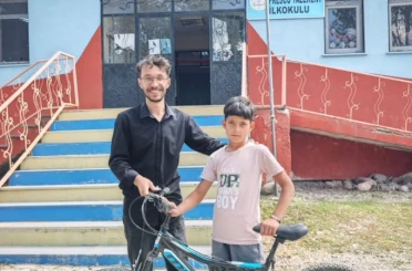 Diyadin’de başarılı öğrenciye bisiklet hediyesi 