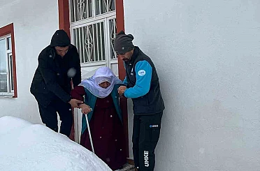 Diyaliz hastası kadın paletli araçla alınıp sağlık kuruluşuna ulaştırıldı 