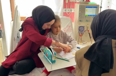 Diyaliz merkezinde 13 yaşındaki Melek için okuma yazma seferberliği 