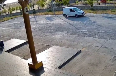 Diyarbakır’da 3 kişinin yaralandığı trafik kazası güvenlik kameralarına yansıdı 