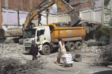 Diyarbakır’da ağır hasarlı bina yıkılırken yandaki sağlam bina da hasar aldı 