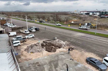 Diyarbakır’da ana yol kenarında zamanla oluşan dev çukur dronla görüntülendi 