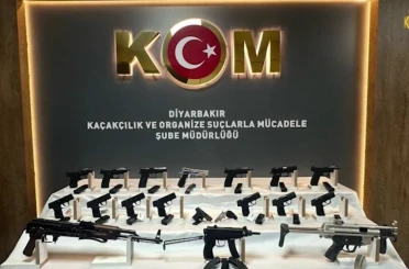 Diyarbakır’da bir otomobilin gizli bölmelerinden çok sayıda silah çıkartıldı 