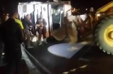 Diyarbakır’da buğday yüklü tır devrildi, yol saatlerce kapalı kaldı 