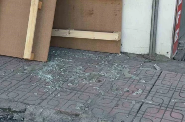 Diyarbakır’da çarpışan araçlardan biri iş yerine daldı 