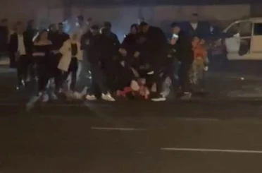 Diyarbakır’da düğün sonrası kavga: Damat, yerde yatan şahsa siper oldu 