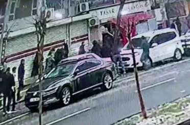 Diyarbakır’da düğünde karşılaşan husumetli ailelerin kavgası sokağa taştı 