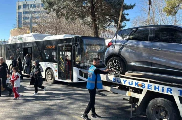 Diyarbakır’da durak önlerine park eden araçlar çekildi 