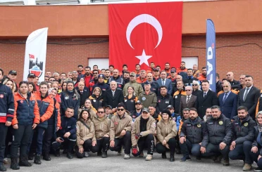 Diyarbakır’da eğitimlerini tamamlayan arama-kurtarma ekiplerine ‘peç’ takıldı 