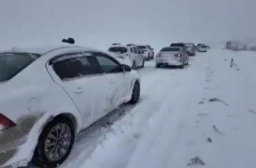 Diyarbakır’da iki gündür devam eden kar trafiği felç etti 