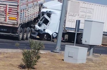 Diyarbakır’da iki tır çarpıştı: 2 yaralı 