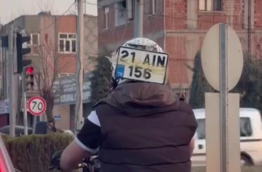 Diyarbakır’da ilginç görüntü: Düşen plakasını kaskına bantlayıp trafikte ilerledi 