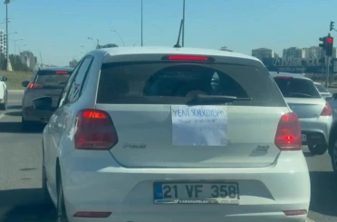 Diyarbakır’da kadın sürücü ’yeni sürücüyüm, sabır imandandır’ yazısıyla trafiğe çıktı 