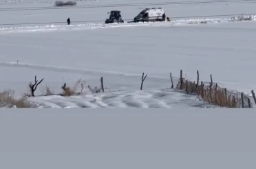 Diyarbakır’da kara saplanan ambulans, köylüler tarafından çıkartıldı 