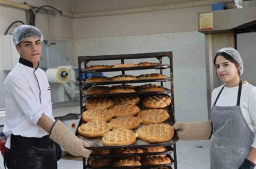 Diyarbakır’da öğrenci ve öğretmenlerin çıkardığı pideler ihtiyaç sahiplerine ulaştırılıyor 