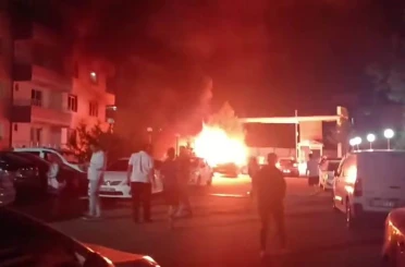 Diyarbakır’da park halindeki araç alev topuna döndü 