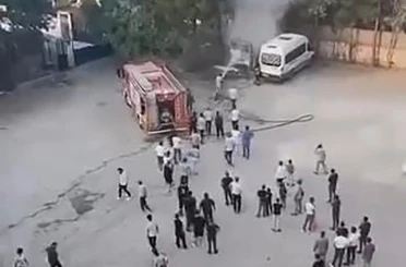 Diyarbakır’da park halindeki minibüs alev aldı 