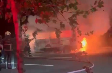 Diyarbakır’da park halindeki minibüs alevlere teslim oldu 