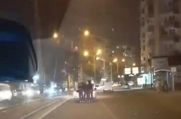 Diyarbakır’da patenli gençlerin tehlikeli yolculuğu 