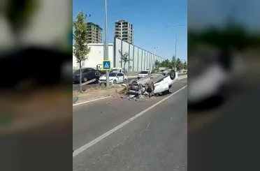 Diyarbakır’da refüje çıkan otomobil takla attı: 1 yaralı 