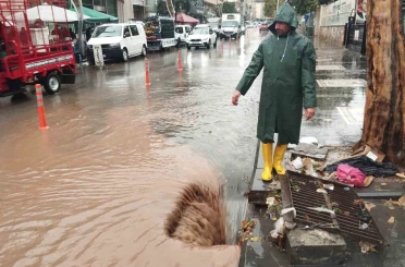 Diyarbakır’da sağanak yağış yolları göle çevirdi 