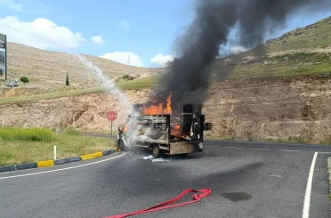 Diyarbakır’da seyir halindeki kamyonet alev topuna döndü 