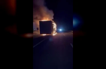 Diyarbakır’da seyir halindeki tır alevlere teslim oldu 