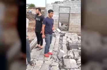 Diyarbakır’da şiddetli rüzgarda duvar yıkıldı, ahır çatısı çöktü 