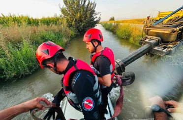 Diyarbakır’da su kanalına uçan otomobilin sürücüsü sağ olarak kurtarıldı 