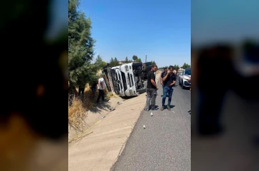 Diyarbakır’da tır devrildi: 1 yaralı 