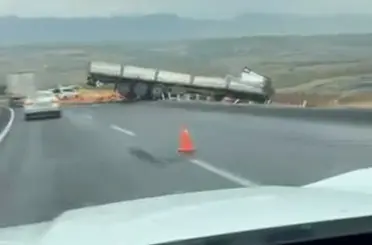 Diyarbakır’da tır yoldan çıktı: 1 yaralı
