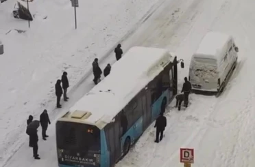 Diyarbakır’da yolda kalan halk otobüslerini vatandaşlar itti 