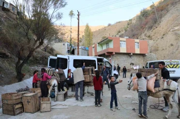 Diyarbakır’ın kırsal mahallesinde yükler eşeklerle evlere götürülüyor 
