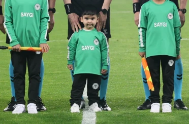 DMD kas hastası minik Mehmet için Konyaspor-Fenerbahçe maçının seremonisinde farkındalık oluşturuldu 