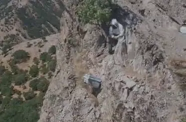 Doğal bal için kayalıklardan sarkıtılan kovanda sağım zamanı
