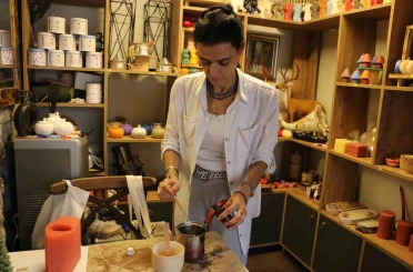 Doğal malzemelerle ürettiği mumlar turistlerin gözdesi oldu 
