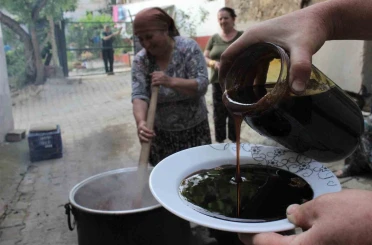 Doğal yöntemlerle hazırlanan dut pekmezi kışa hazırlanıyor 