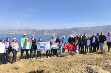 Doğaseverler Van Gölü için 8 kilometre yürüdü
