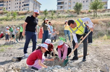 Doğayla buluşan çocuklar zeytin fidanlarıyla yeşile katkı yaptı 