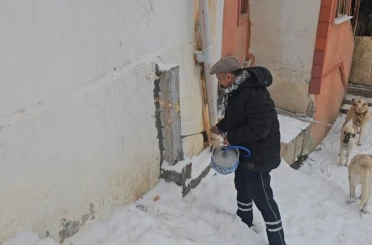 Doğu buz kesti: Donan su şebekeleri pürmüzle ısıtılmaya çalışıldı 