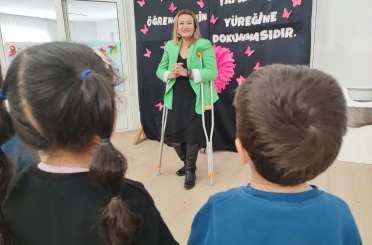 Doğuştan koltuk değneğine mahkumdu, yılmadı öğretmen oldu 