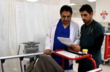 Doktor baba-oğul aynı hastanede hizmet etmenin mutluluğunu yaşıyor 