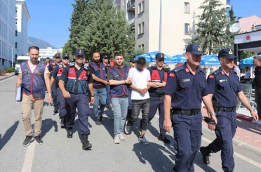 Dolandırıcılar, kuryelerini sosyal medyadan verilen ‘günlük dolgun ücretli’ iş ilanlarıyla bulmuş 