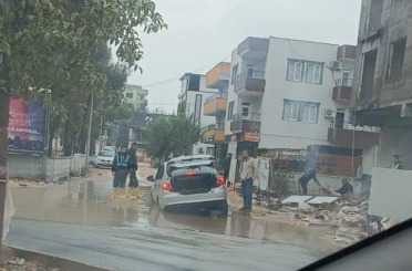 Dolgu yolda mahsur kaldı 